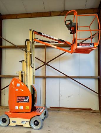 Photo d'une nacelle à mat vertical JLG TOUCAN 10 déployée