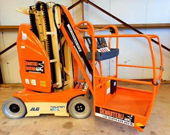 Photo d'une nacelle à mat vertical JLG TOUCAN 10 déployée