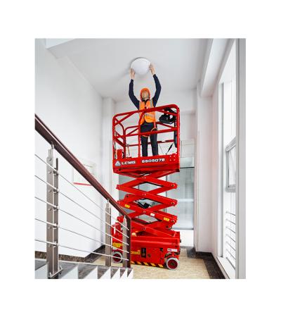 Photo d'une nacelle ciseaux LGMG 0507 ES déployée avec humain travaillant dessus