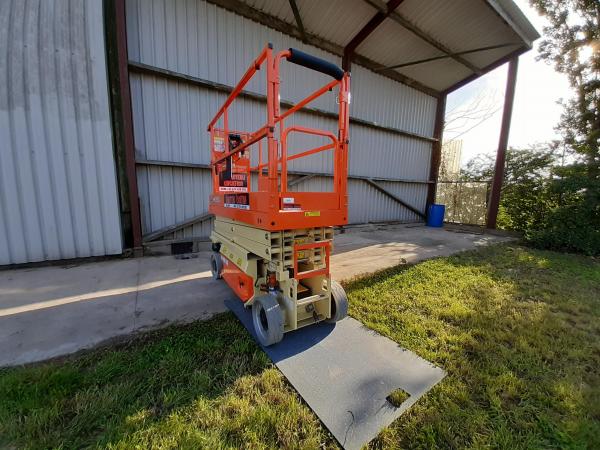 Plaque de roulage et nacelle ciseaux